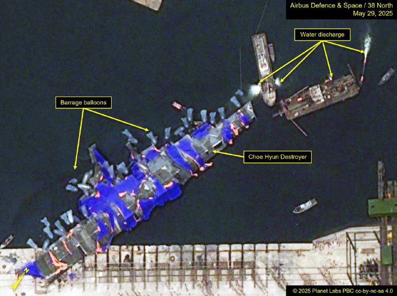5月29日卫星图像显示，清津厂已在发生事故的崔贤级2号舰两侧部署30余个疑似气球，用以托举船体或防止其进一步下沉，此外，有数根缆绳与舰体相连，以稳定其位置，防止发生二次倾覆