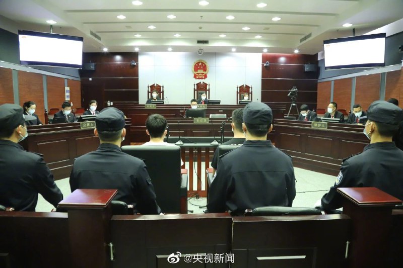 今天，杭州市余杭区人民法院依法公开开庭审理被告人郎某某、何某某诽谤一案