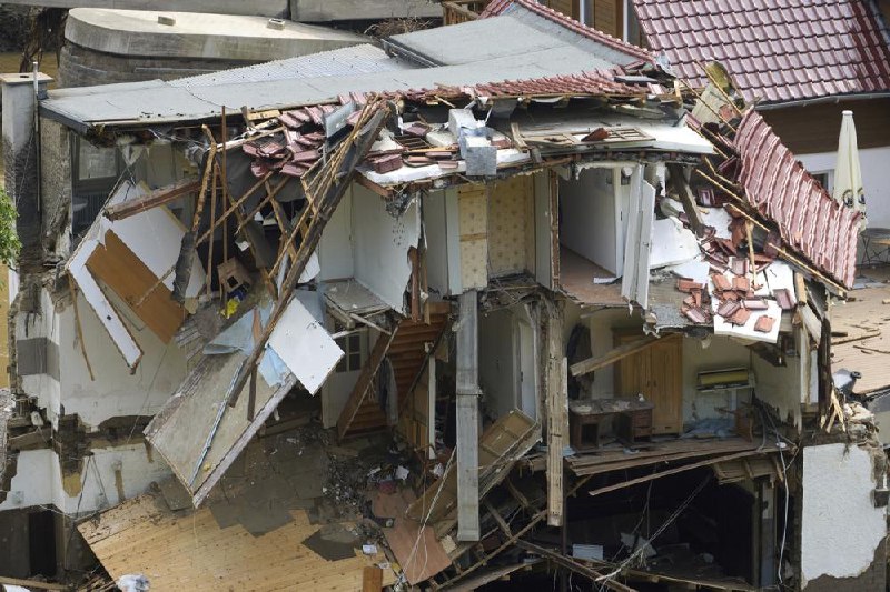 西欧地区持续数日的极端降水引发的洪灾已导致至少183人死亡，其中德国156人，比利时27人