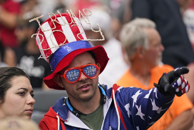 美国前总统特朗普周六举行了他离开白宫后的第一次竞选风格的集会活动，再次表达了他对选举的不满和毫无根据的舞弊指控