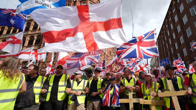 英国伦敦十余万人9月13日参加极右翼活动家汤米·鲁滨逊组织的“联合王国”反移民集会
