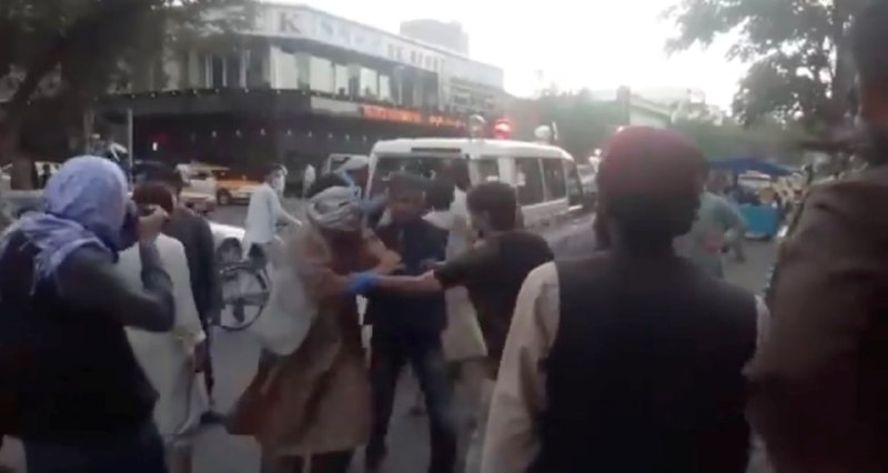 五角大楼确认喀布尔机场外至少发生两起爆炸，首起爆炸发生在阿贝门附近，至少另一起爆炸发生在阿贝门附近Baron宾馆的附近