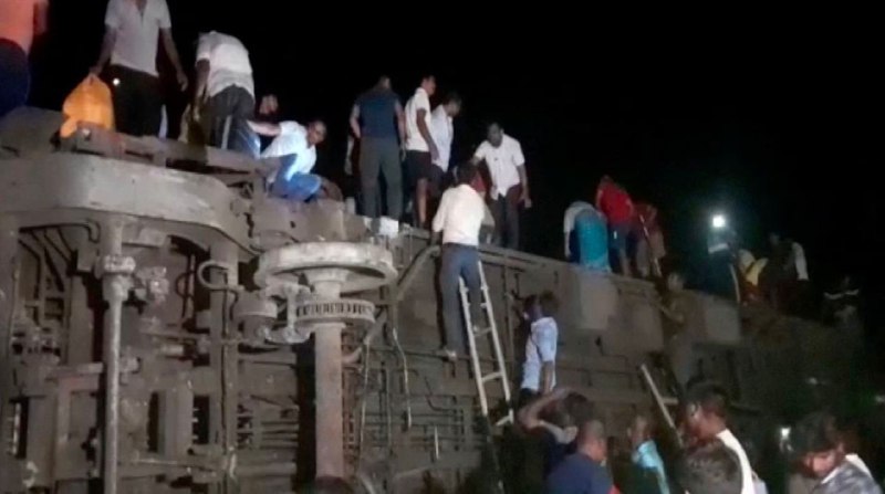 印度东部奥迪沙邦6月2日晚发生列车脱轨相撞事故，造成至少120人死亡，850人受伤