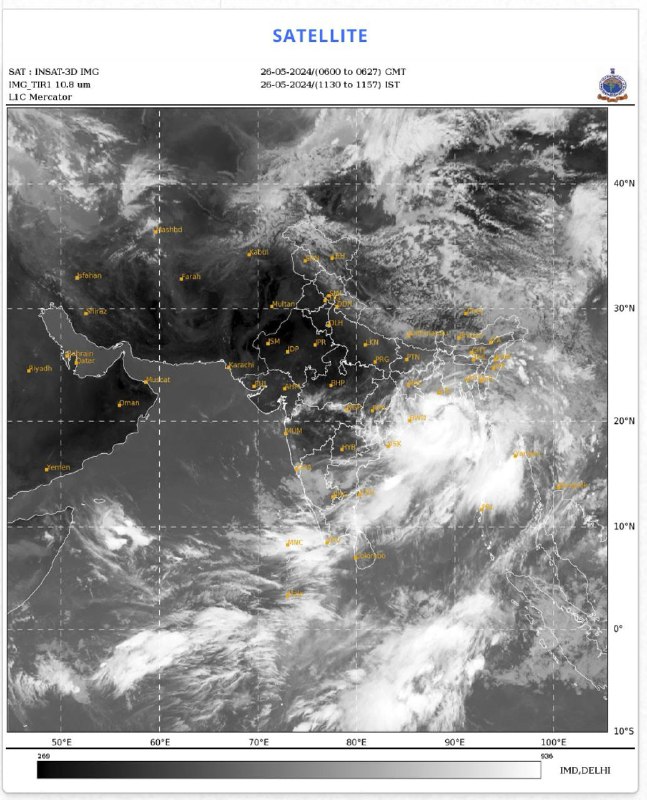气旋风暴“雷马尔”26日晚间登陆，强风和大雨袭击了孟加拉国和印度沿海地区，一些树木被强风连根拔起，数百万人断电