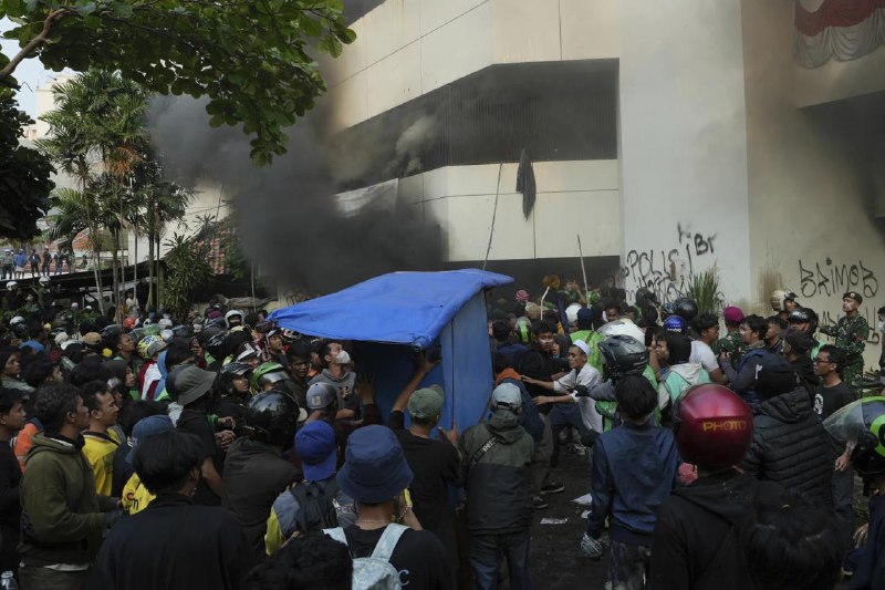 印度尼西亚多地8月29日爆发反对警察的抗议活动