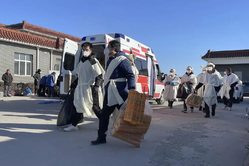 中国多地的医疗系统和殡仪馆匆忙应对激增的感染和死亡人数
