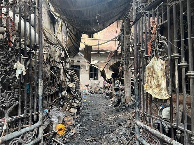 越南河内纸桥郡忠和坊一栋5层楼24日凌晨发生火灾，造成14人死亡、3人受伤