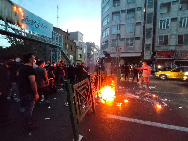 伊朗内政部国家安全委员会3日首次对全国的持续动荡进行了官方统计，称自9月以来的“骚乱”已造成200多人丧生