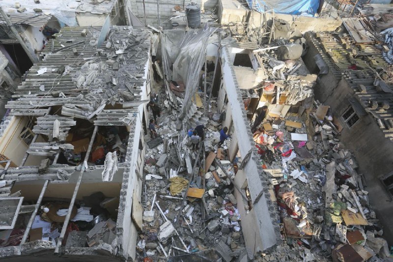 以军13日夜间空袭了拉法多处建筑，有居民房屋变成废墟