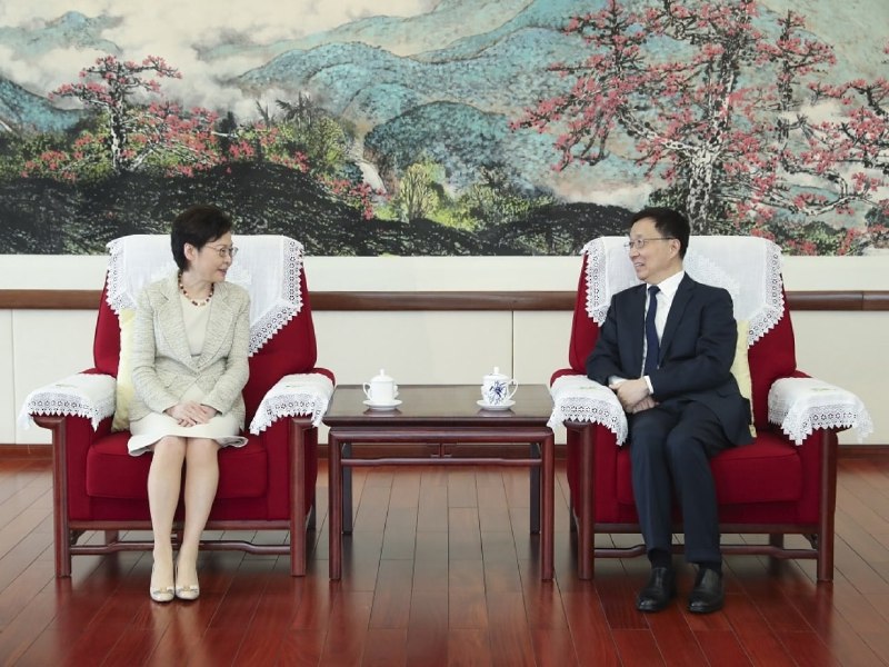 中共中央政治局常委、国务院副总理韩正，昨日在广州会见前来参加粤港澳大湾区建设领导小组会议的行政长官林郑月娥，以及澳门特别行政区行政长官贺一诚