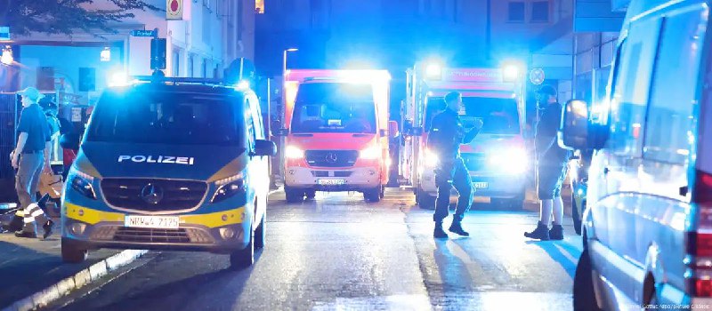 德国北莱茵-威斯特法伦州索林根市的中心广场23日晚发生持刀袭击事件，造成至少3人死亡、4人重伤