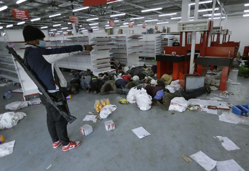 南非因前总统祖马入狱引发的骚乱持续，死亡人数攀升至72人，许多人在商店抢劫时被踩踏致死