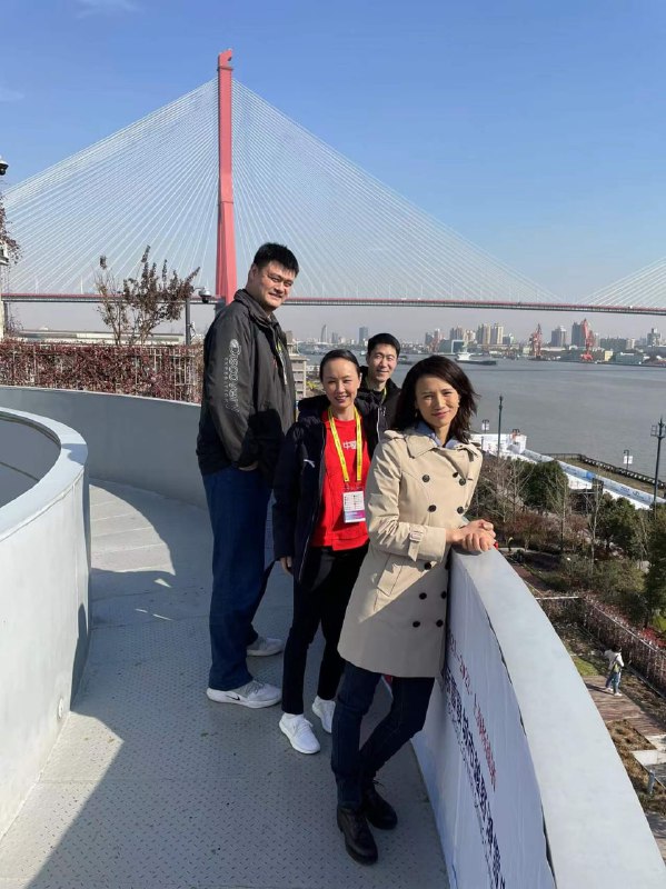 彭帅现身上海，观看国际雪联城市越野滑雪中国巡回赛上海杨浦站赛事