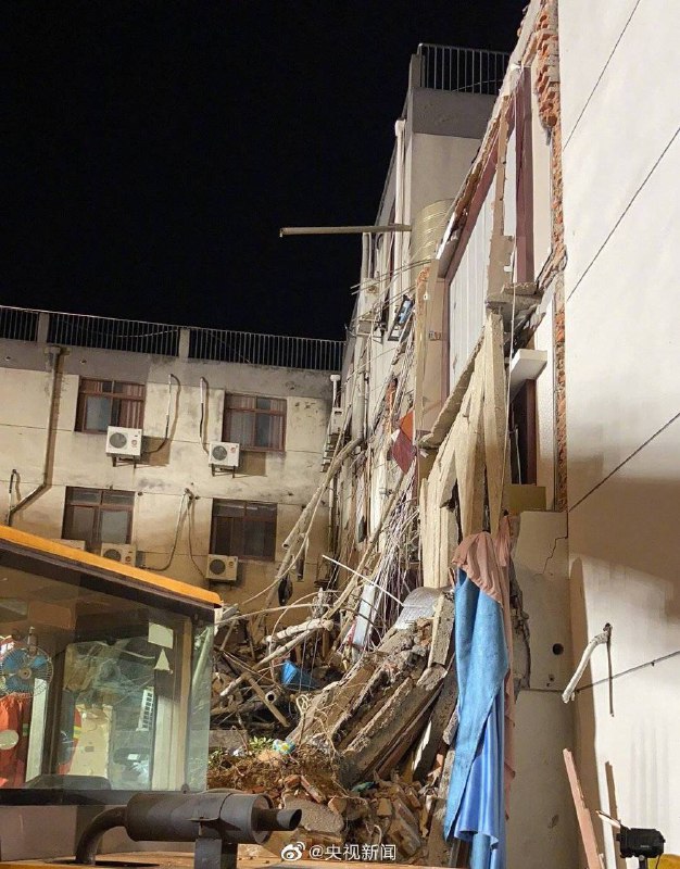 截至13日6时30分，消防人员已从苏州吴江区酒店辅房坍塌事故现场救出14名被困人员