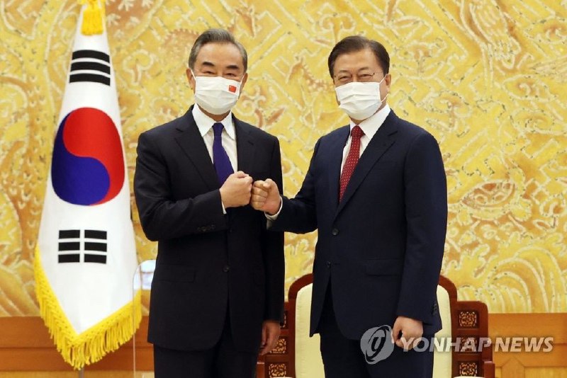 韩国总统文在寅15日在青瓦台接见到访的中国国务委员兼外交部长王毅