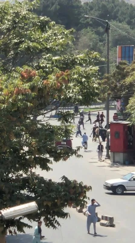 周二，在阿富汗首都喀布尔，有数百人走上街头，高呼“抵抗万岁”和“巴基斯坦去死”等口号，抗议塔利班和他们所说的巴基斯坦对阿富汗事务的干涉
