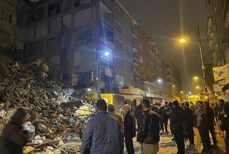发生在土耳其和叙利亚的强震造成至少360人死亡