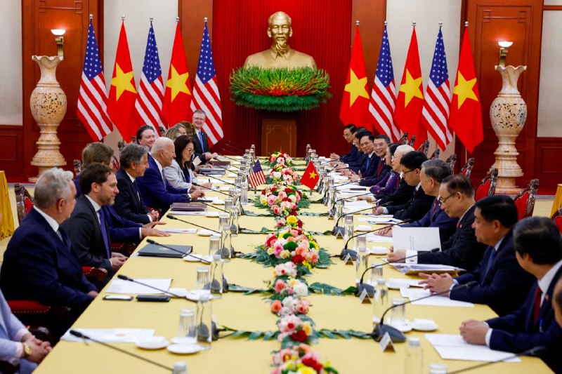 美国总统拜登10日到访越南，与越共中央总书记阮富仲举行了内容广泛、富有成果的双边会谈，将两国关系提升为全面战略伙伴关系，并达成了半导体和矿产协议