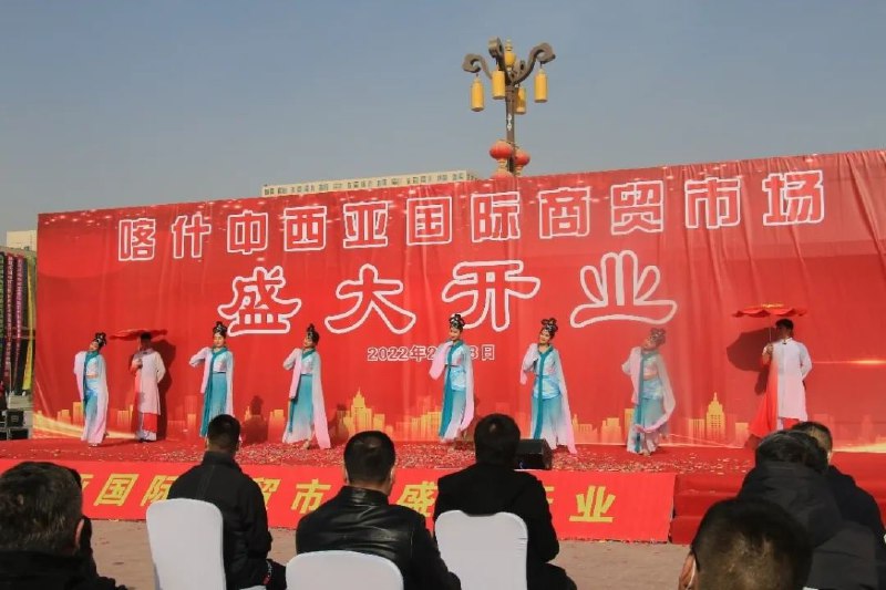喀什东门大巴扎今年2月搬迁至距古城约十公里的东城华凌国际综合广场，设固定商铺2814间