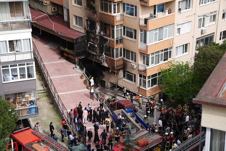 土耳其伊斯坦布尔贝希克塔什区一栋16层建筑地下室的一家夜总会2日发生火灾，造成至少29人死亡、1人重伤