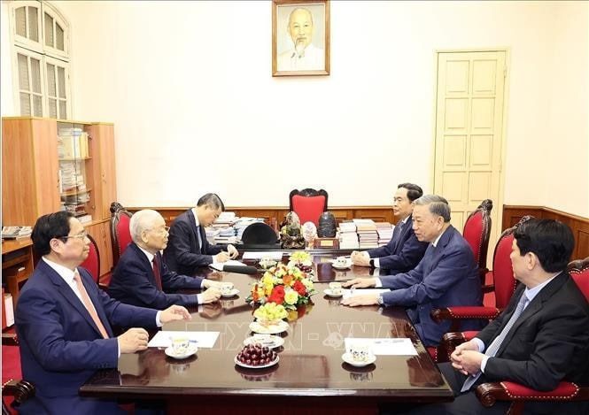 越共中央提名：苏林（公安部长）为国家主席，陈青敏（国会常务副主席）为国会主席；梁强（人民军总政）已接任越共中央常务书记，黎明兴（中办主任）兼任中组部长