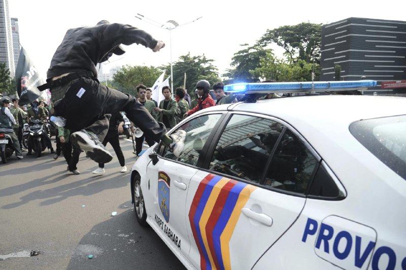 印度尼西亚多地8月29日爆发反对警察的抗议活动