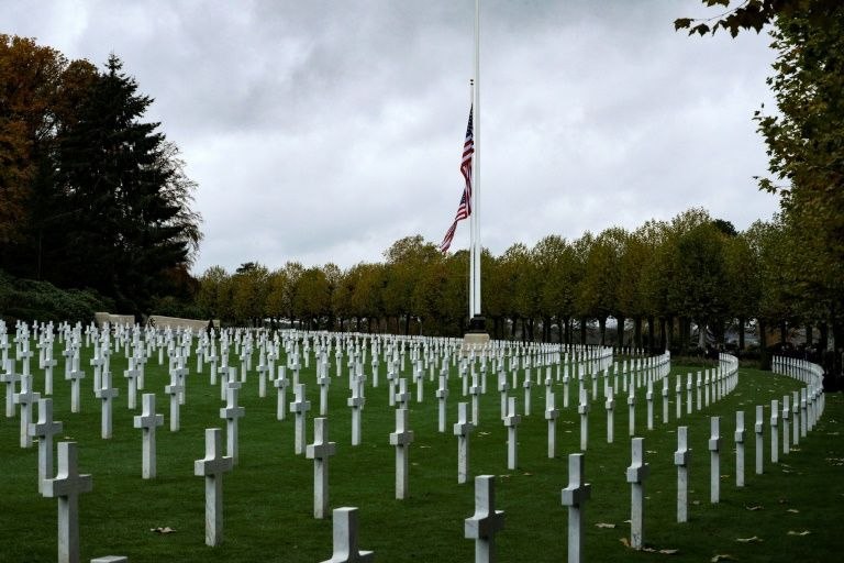 据《大西洋月刊》周四报道，美国总统特朗普曾多次对被俘或被杀的美军成员发表贬低言论，其中包括2018年将法国一战美军公墓里埋葬的阵亡美军士兵称为“失败者”（losers）和“傻瓜”（suckers）