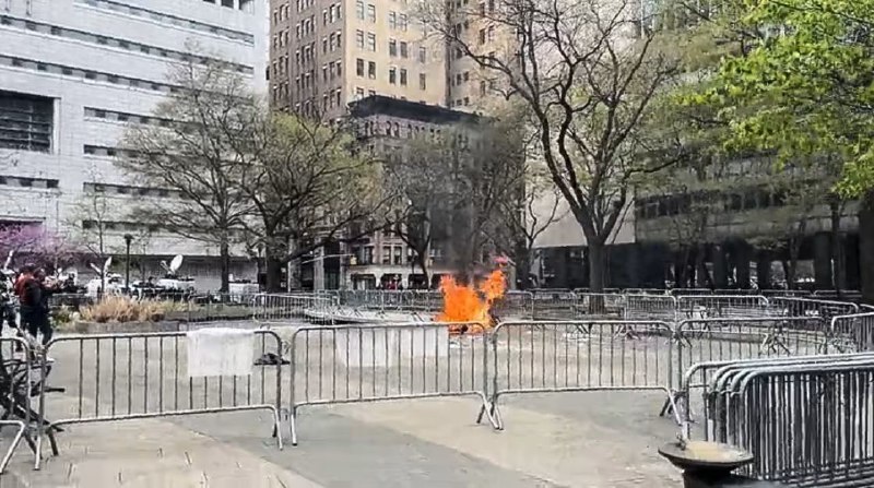 美国前总统特朗普“封口费”案庭审的陪审员已遴选完毕；一男子在法院外自焚