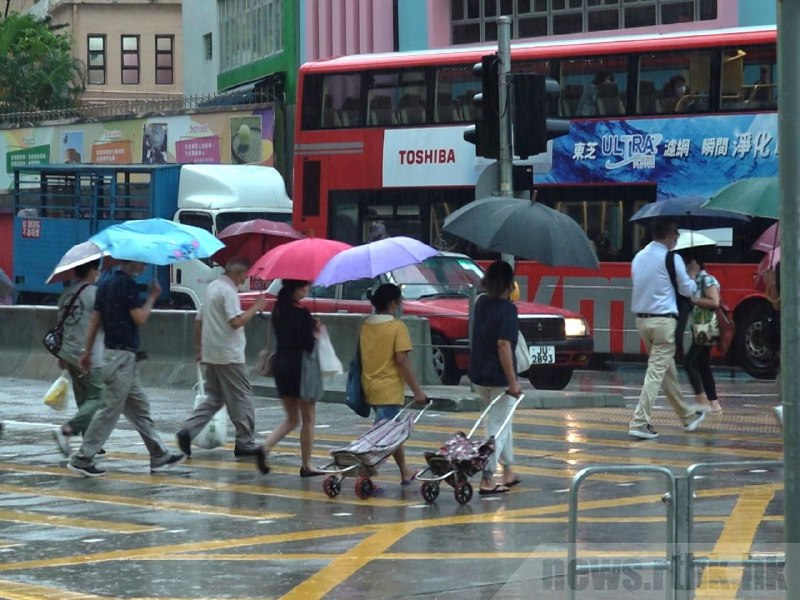 香港天文台于12时30分取消所有暴雨警告信号，多项公共服务陆续恢复