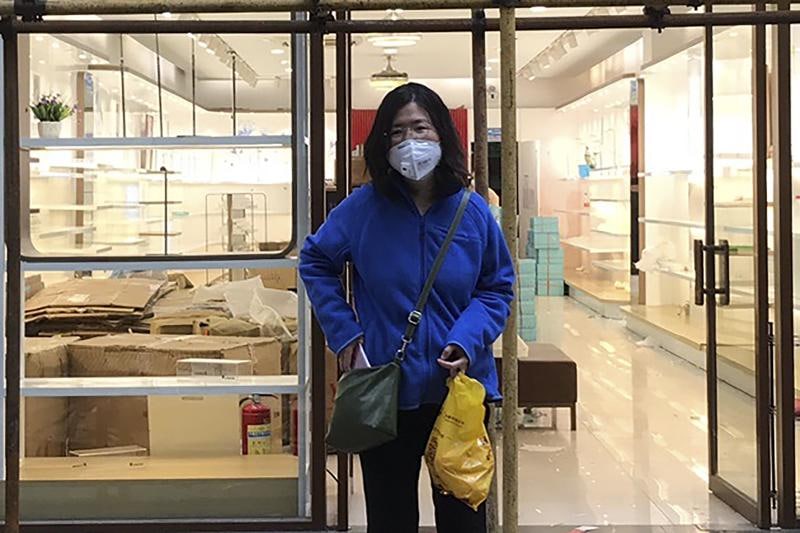 根据家人和律师的说法，曾在武汉市报道早期新型肺炎疫情的公民记者张展，在长期绝食后健康状况不佳，已于7月31日住院，体重不到40公斤