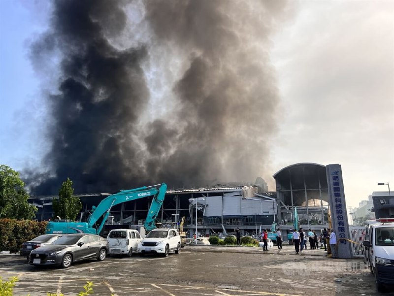 台湾，屏东科技产业园区明扬公司厂房22日傍晚起火，致包含3名消防员在内的5人死亡，近百人受伤