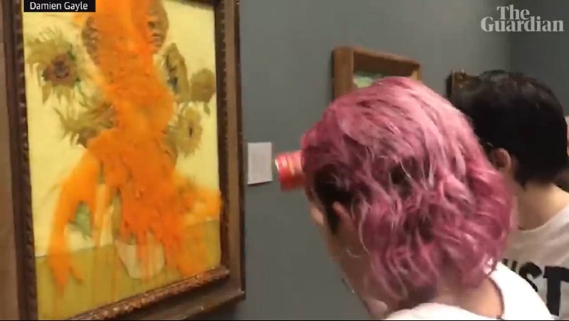 英国国家美术馆展出的梵高名画《向日葵》于10月14日遭两人用番茄汤罐头泼洒