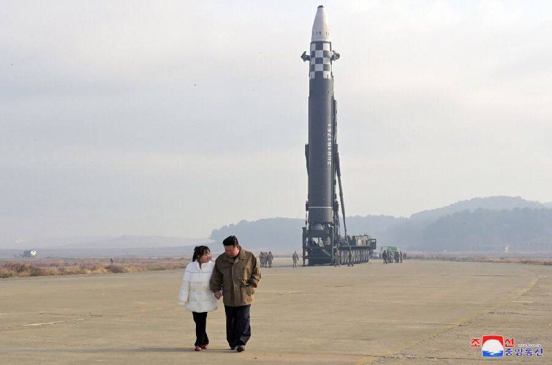 朝中社19日发文指，“火星-17”型新型洲际弹道导弹18日在平壤国际机场发射，上升高度为6040.9公里，飞行距离达999.2公里，飞行时间为4135秒，最后准确落在朝鲜东海公海的预定水域