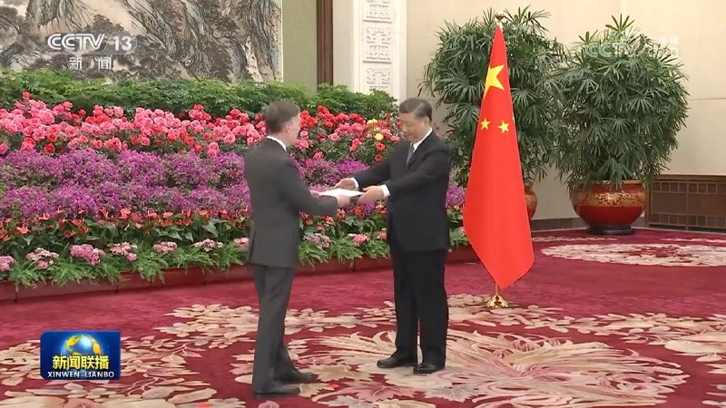 美国驻华大使伯恩斯于24日下午在人民大会堂向习近平递交国书