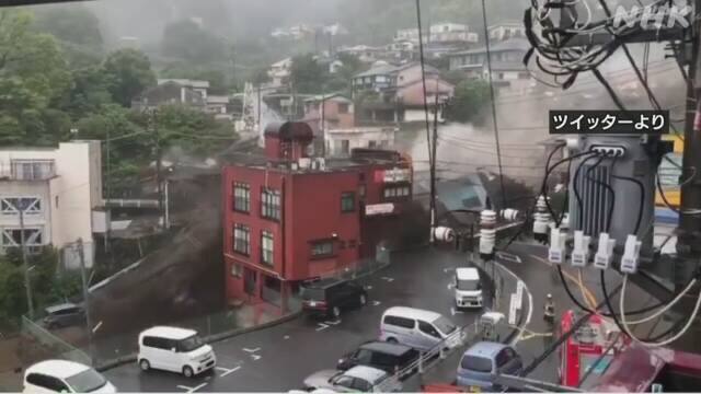 当地时间10时30分左右，日本静冈县热海市伊豆山地区发生泥石流，多所住宅被冲走，约20人失踪