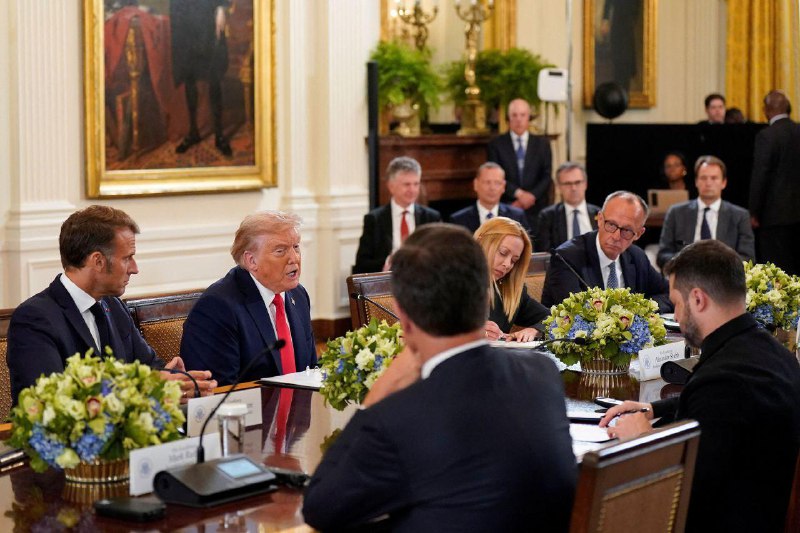 特朗普8月18日与到访白宫的泽连斯基及多位欧洲领导人举行会晤