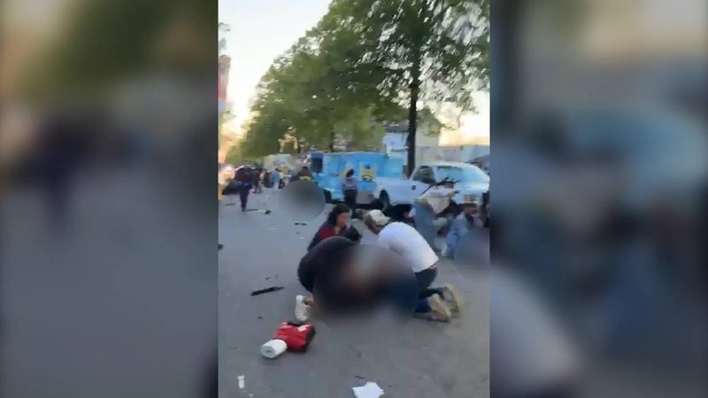 加拿大温哥华4月26日晚发生汽车撞人事件