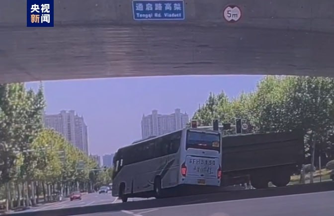 江苏南通载小学生的大巴与渣土车相撞事故已致1名学生死亡、1人重伤、6人轻伤或轻微伤