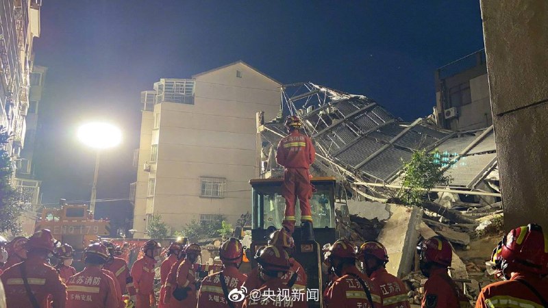 截至13日6时30分，消防人员已从苏州吴江区酒店辅房坍塌事故现场救出14名被困人员