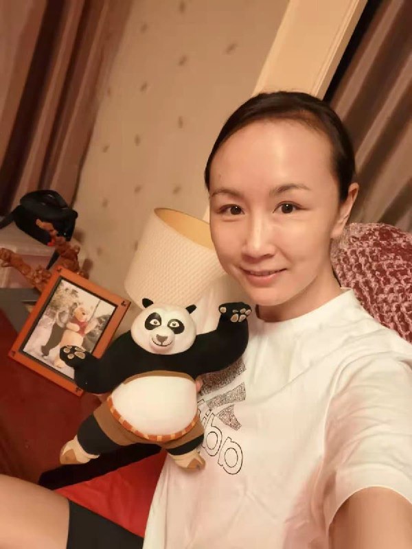 中国环球电视网（CGTN）记者沈诗伟转载数张称是来自彭帅的朋友圈照片，显示微信名（或备注）为“彭帅2”、个性签名为“无名小美”，朋友圈配文“周末愉快”