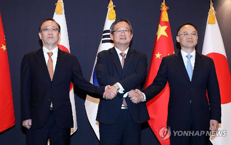 中日韩26日在韩国首尔举行外交高官磋商，商定将在彼此方便时尽早举行领导人会议