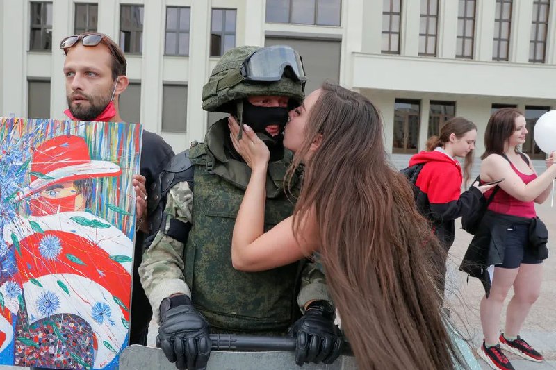白俄罗斯明斯克，示威者亲吻防暴警察