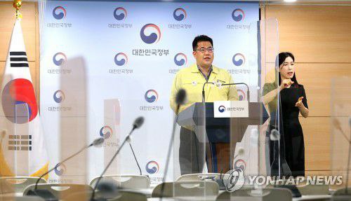 韩国中央应急处置本部社会战略组组长孙映莱12日在记者会上表示，政府正结合当前疫情形势同专家共同研讨必要可行的加强版防疫措施，但不考虑采用以控制危重症患者和死亡人数为核心的“与疫情共存”（with Corona）防疫模式