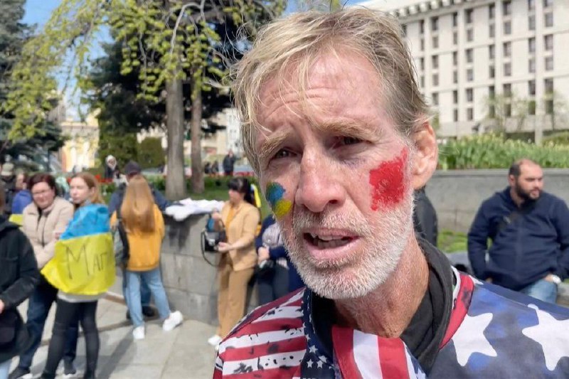 媒体采访和社交媒体贴文显示，涉嫌刺杀美国前总统特朗普的枪手瑞安·韦斯利·劳思是乌克兰的坚定支持者，曾在俄罗斯入侵乌克兰后前往乌克兰举行抗议