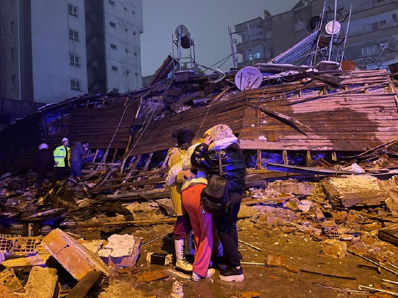 发生在土耳其和叙利亚的强震造成超过1200人死亡，其中土耳其死亡912人，叙利亚死亡386人