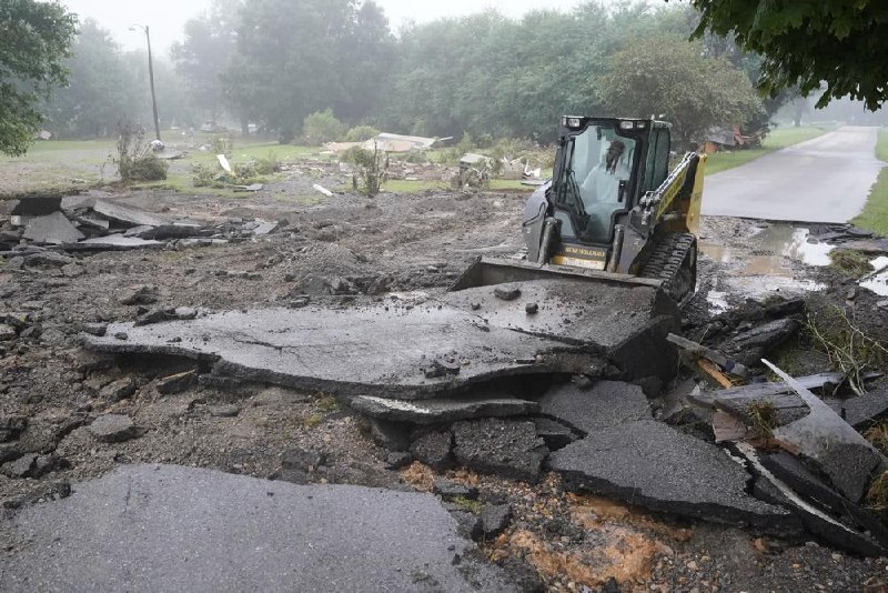 周日，美国田纳西州中部破纪录的暴雨引发洪水泛滥，导致至少22人遇难，数十人失踪，救援人员在被摧毁的房屋和废墟中搜寻失踪人员