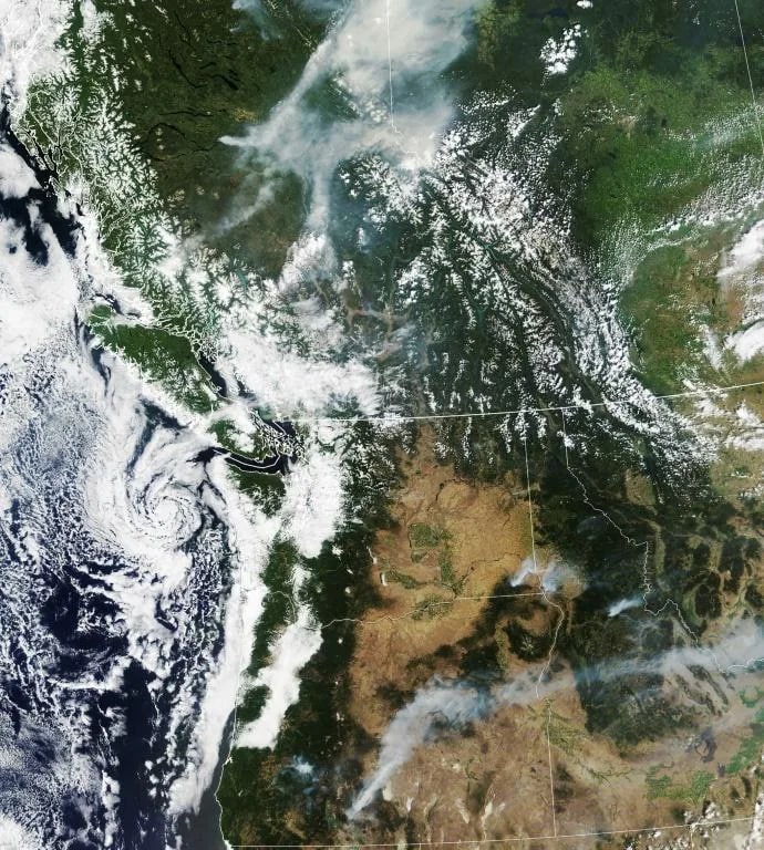 周一，随着美国西部和加拿大部分地区的炎热干燥天气持续，美国俄勒冈州大型野火再次蔓延