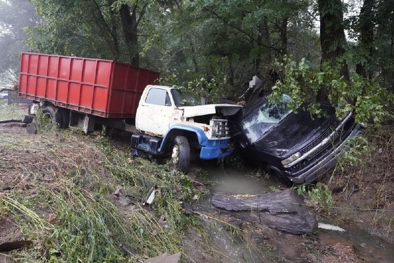 周日，美国田纳西州中部破纪录的暴雨引发洪水泛滥，导致至少22人遇难，数十人失踪，救援人员在被摧毁的房屋和废墟中搜寻失踪人员