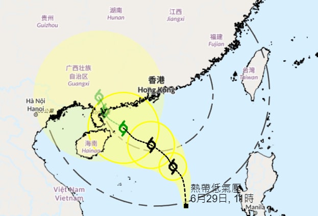 香港天文台表示，南海中部的低压区已增强为热带低气压，按照现时预测路径，该热带低气压会在今日稍后进入香港800公里范围，视乎本地风力变化，天文台会在今晚考虑发出一号戒备信号