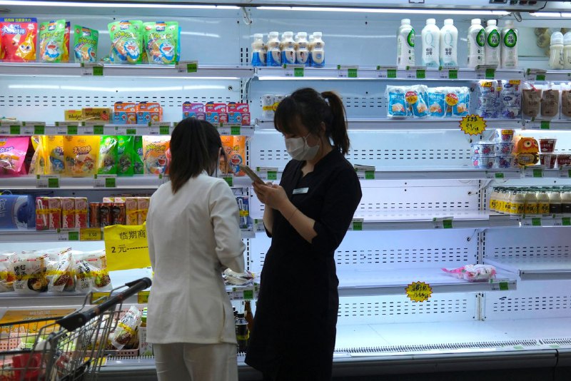 随着北京市开始对居民进行大规模核酸检测，北京居民开始囤积食品及其他生活用品